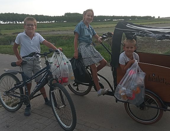 Met de bakfiets lege flessen ophalen Met de bakfiets lege flessen ophalen