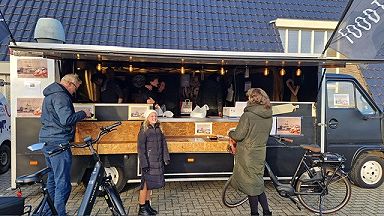 Urk verkoopt oliebollen Urk verkoopt oliebollen